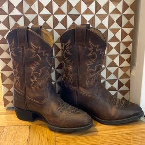 Young girls cowboy boots purchased on Broadway in Nashville. Great condition!!